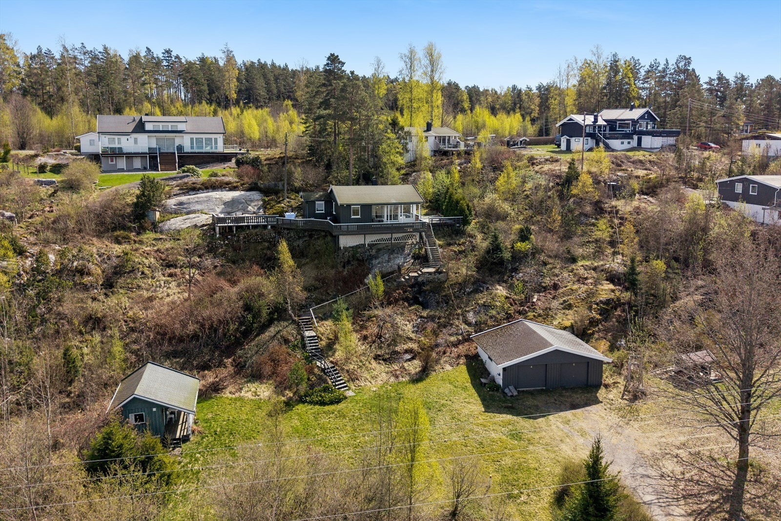 Flott fritidsbolig med solrik, vestvendt tomt på ca. 1,7mål. Bilvei og parkering i garasje og på tomten Galleribilde