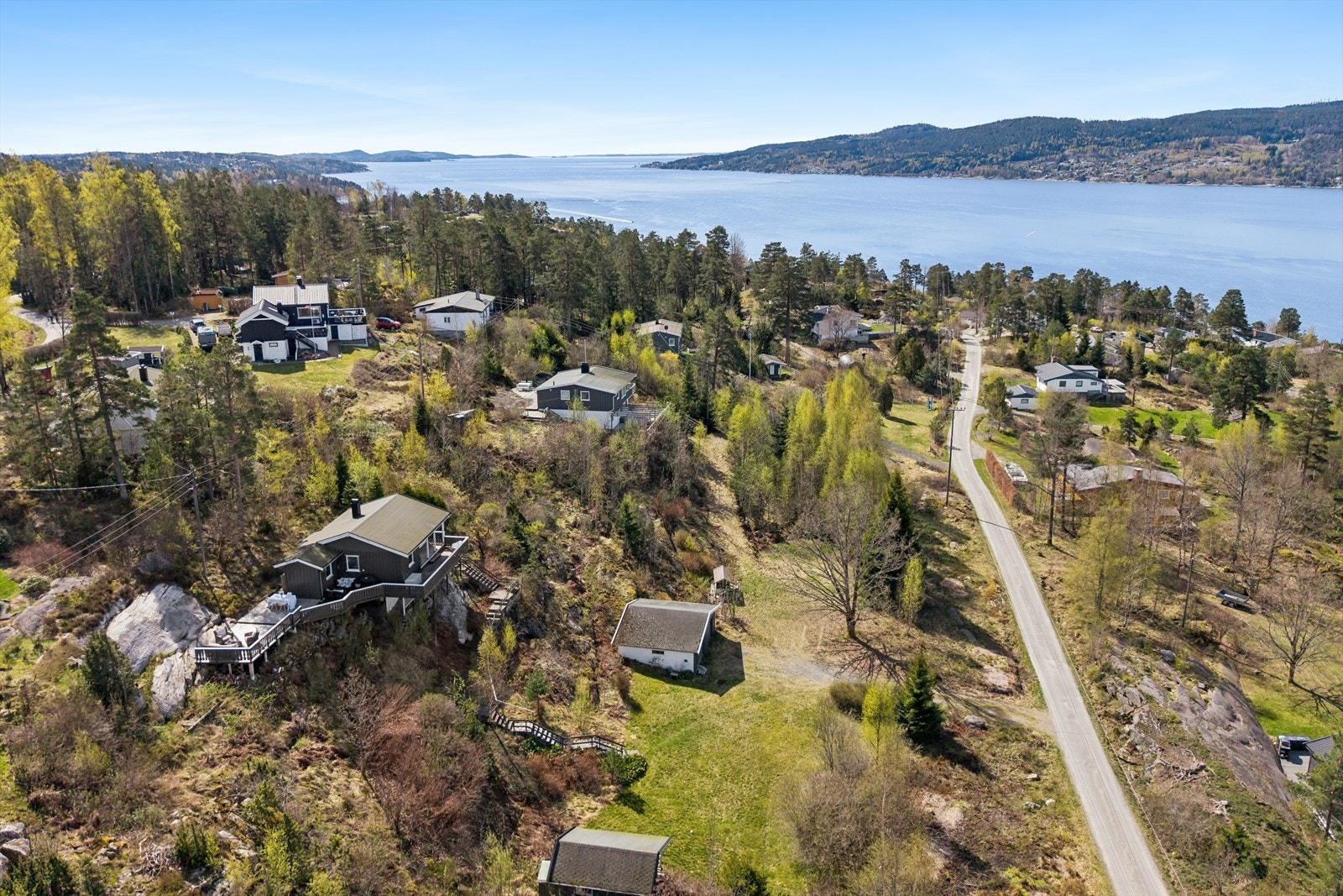 Sydveien ligger på Ekeberg i Drøbak som er et meget ettertraktet fritidsboligområde med kort vei til Drøbak sentrum og kun 40/45 min. med bil fra Oslo Galleribilde