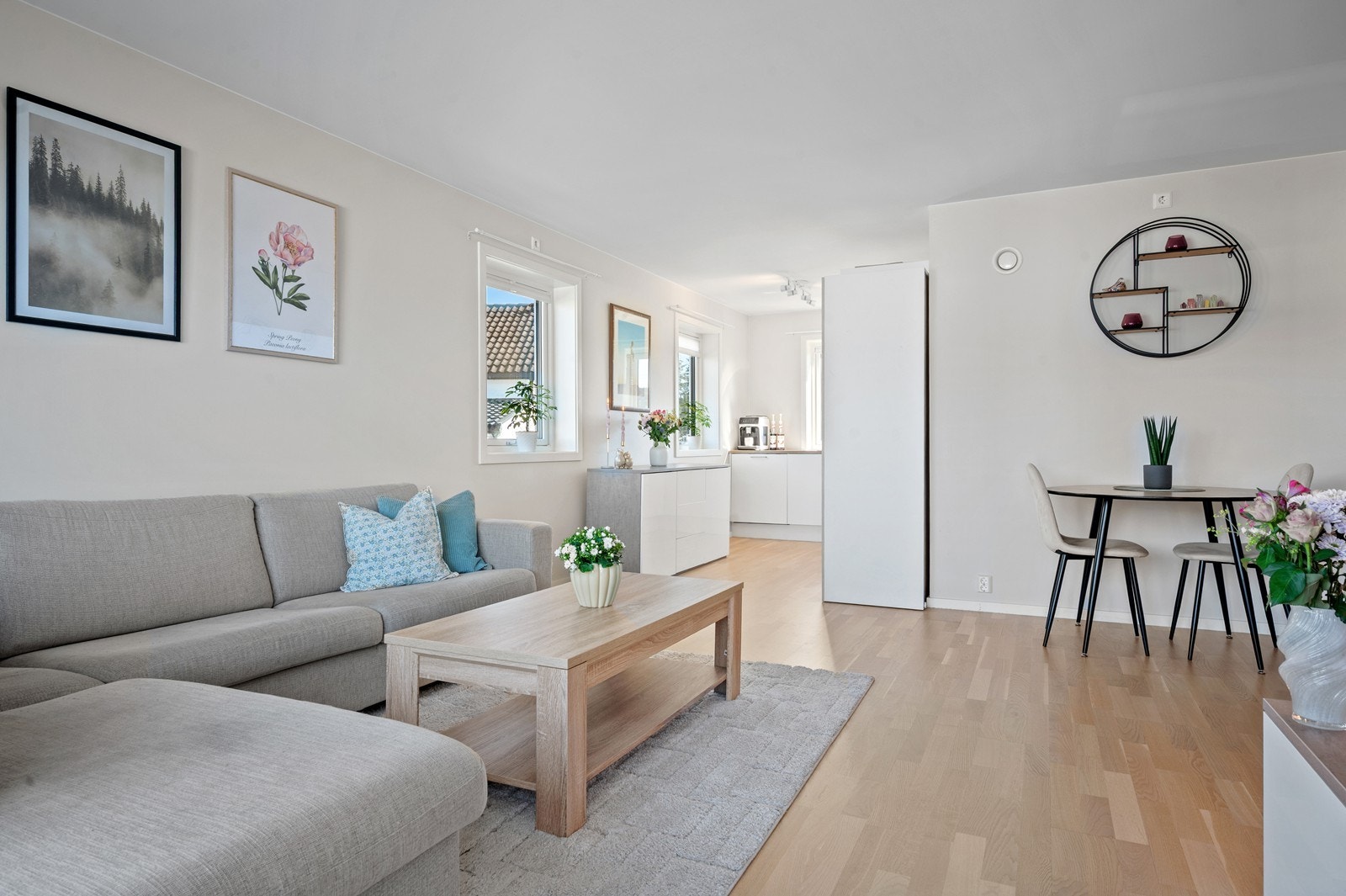Det er god plass til både sofa- og spisegruppe Galleribilde