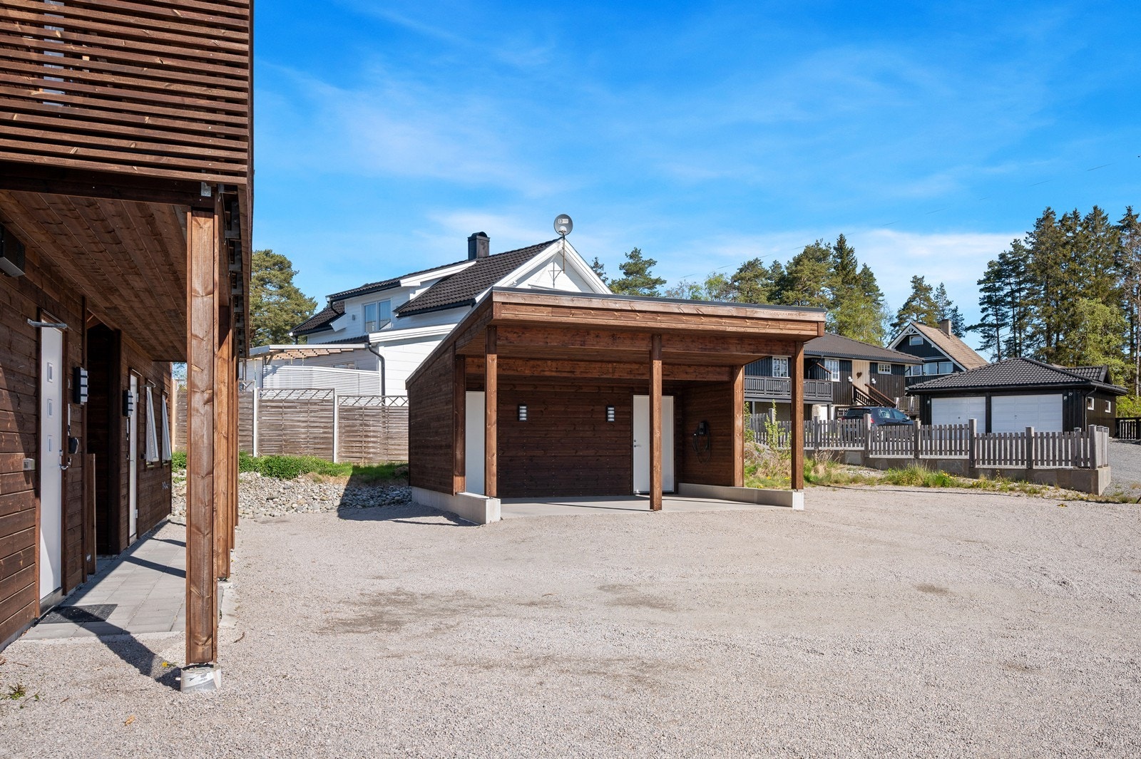 Til leiligheten følger plass til en bil i carport med sportsbod i bakkant. Det er satt opp lader for el-bil i carport. Galleribilde