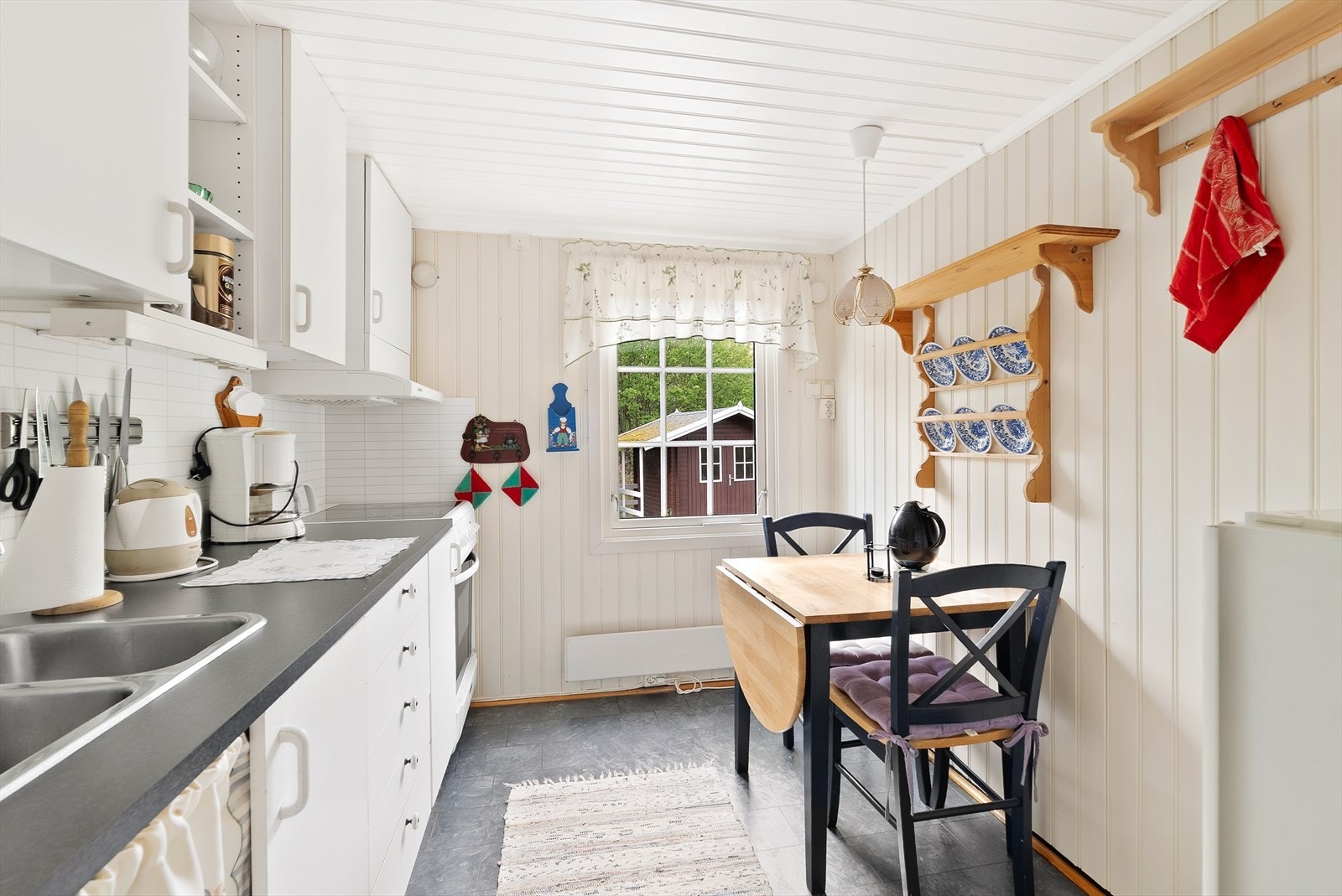 Innredningen består av malte fronter og laminat benkeplate med nedfelt oppvaskkum. Galleribilde