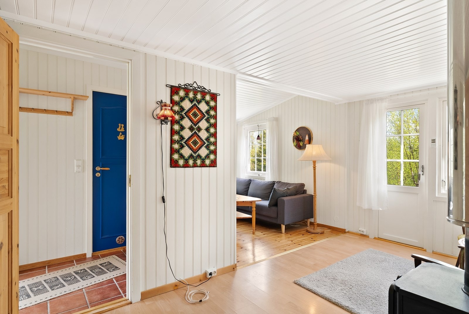 Stuen er delt inn i flere soner, og er enkel å møblere. Galleribilde