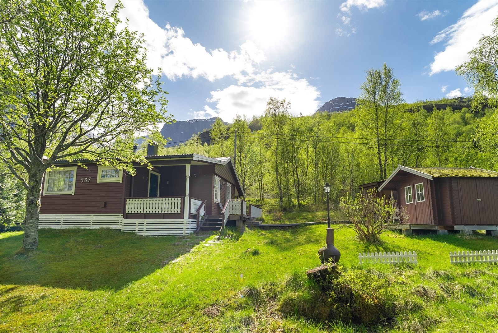 Kommunesenteret i Steigen, Leinesfjorden, ligger ca 34 km vest for eiendommen, her finner man skoler, barnehage, kommunehus, diverse servicetilbud og butikker. Galleribilde