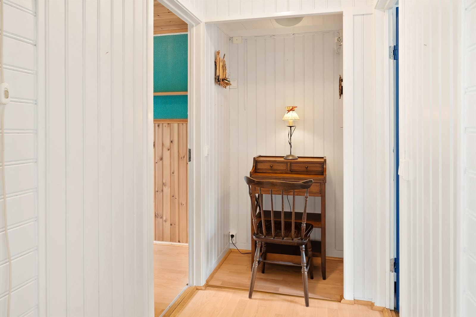 Gangen mellom soverommene har en trivelig kontornisje. Galleribilde