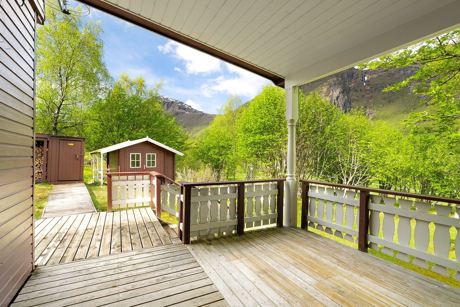 Verandaen rundt inngangsdøren er praktisk overbygd. Galleribilde
