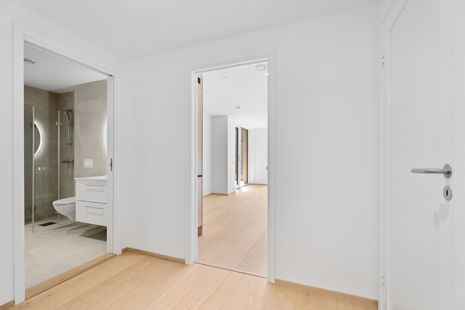 Lys og innbydende entre / gang med rask adgang til bad og bod Galleribilde