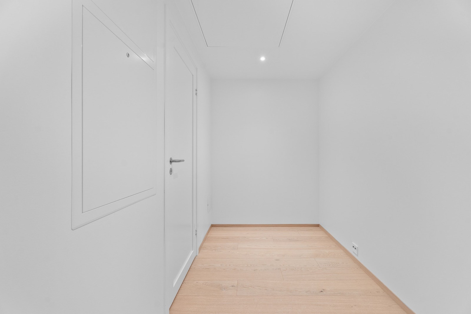 Praktisk bod ved inngangsdøren som kan brukes som garderobe, og har tilgang på eget bad / vaskerom Galleribilde