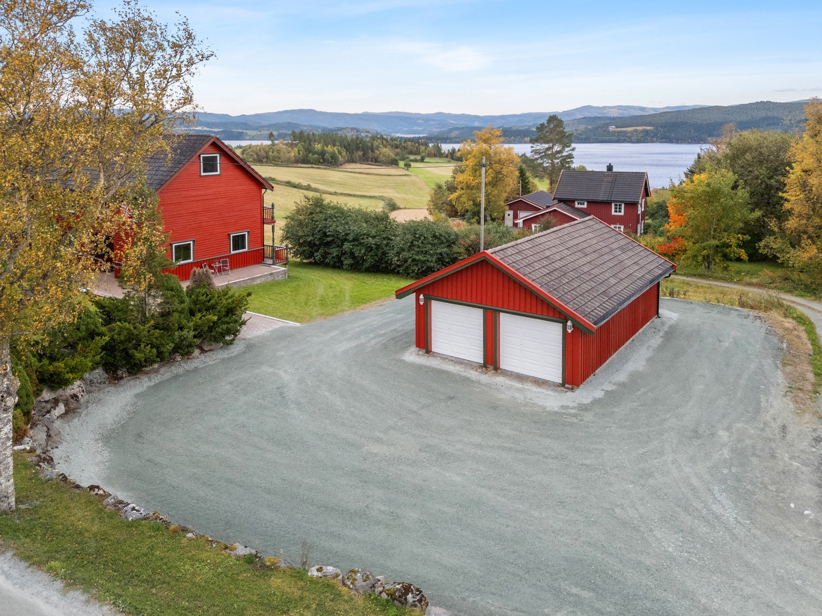 Romslig dobbelgarasje med plass til 2 biler i tillegg til lagring i bakkant av garasje. Galleribilde