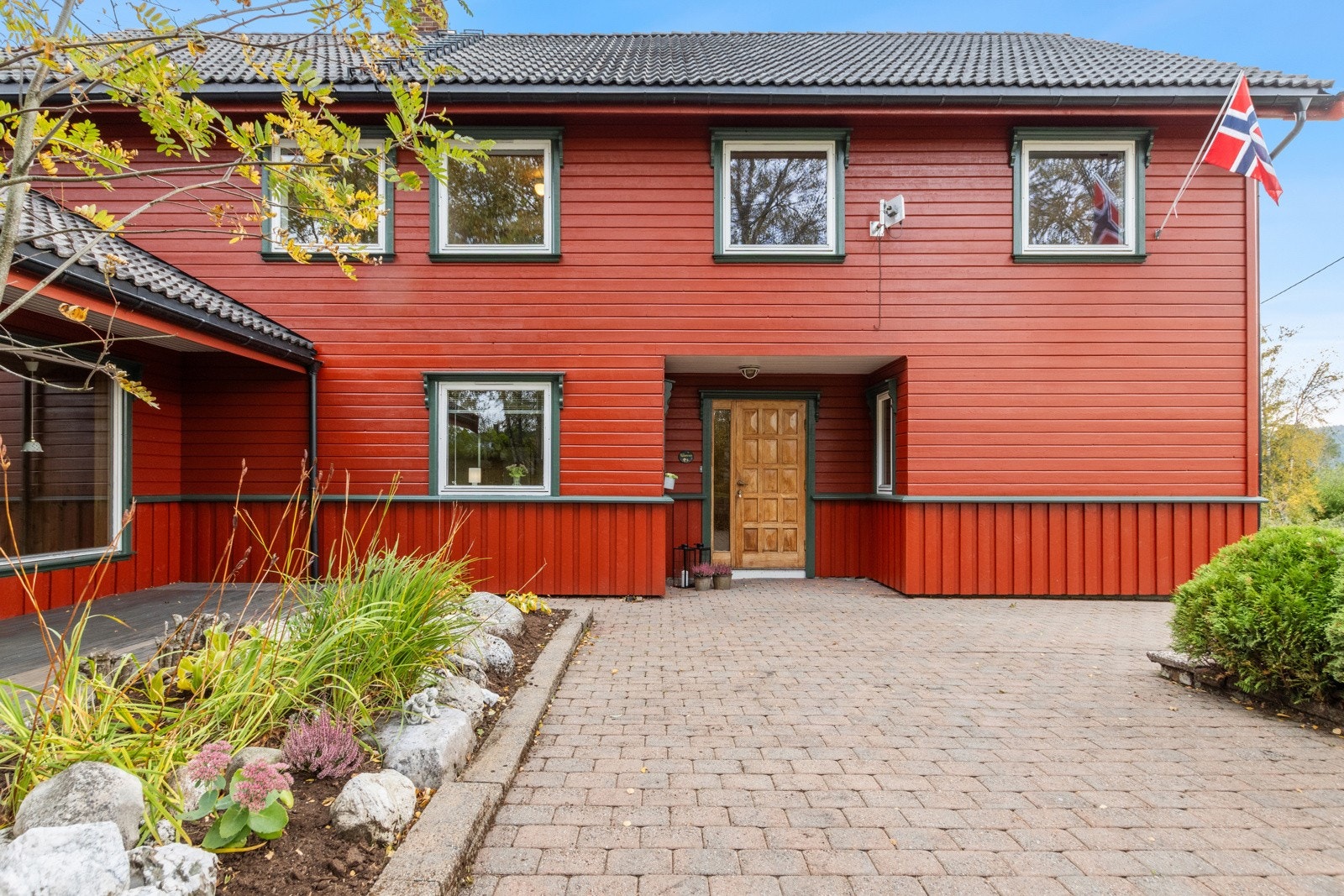 Pent opparbeidet uteområdet med blant annet steinlagt inngangsparti. Galleribilde
