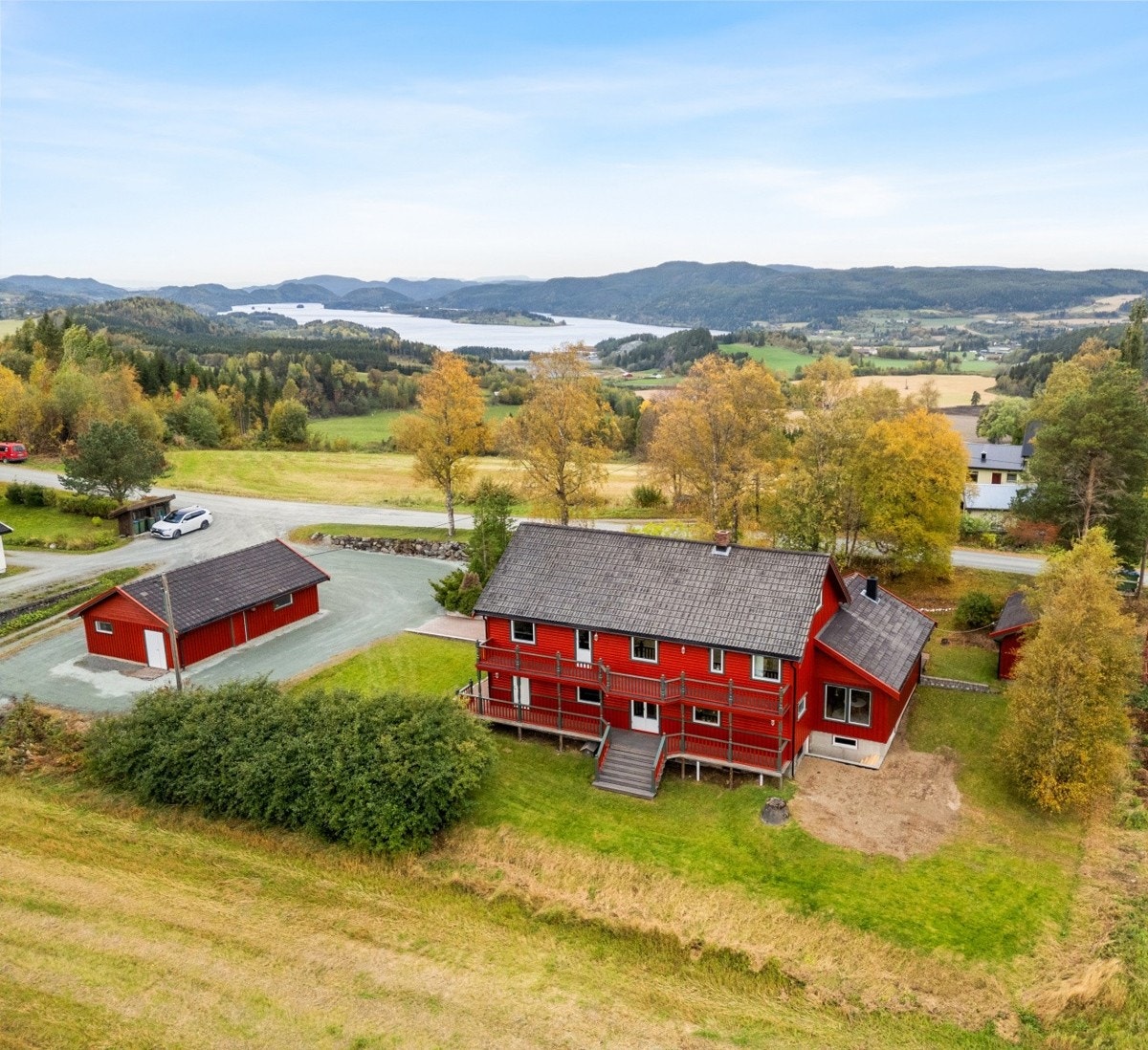 Landlig beliggenhet med flott ustikt og gode solforhold. Galleribilde