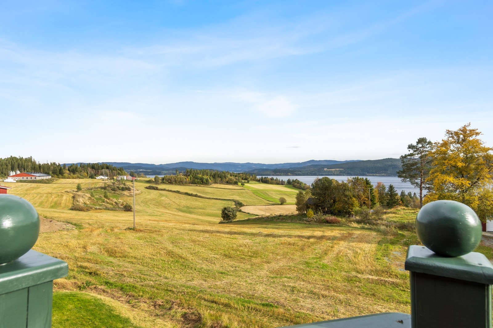 Fra boligen har man flott utsikt ned mot Hoklingen. Galleribilde
