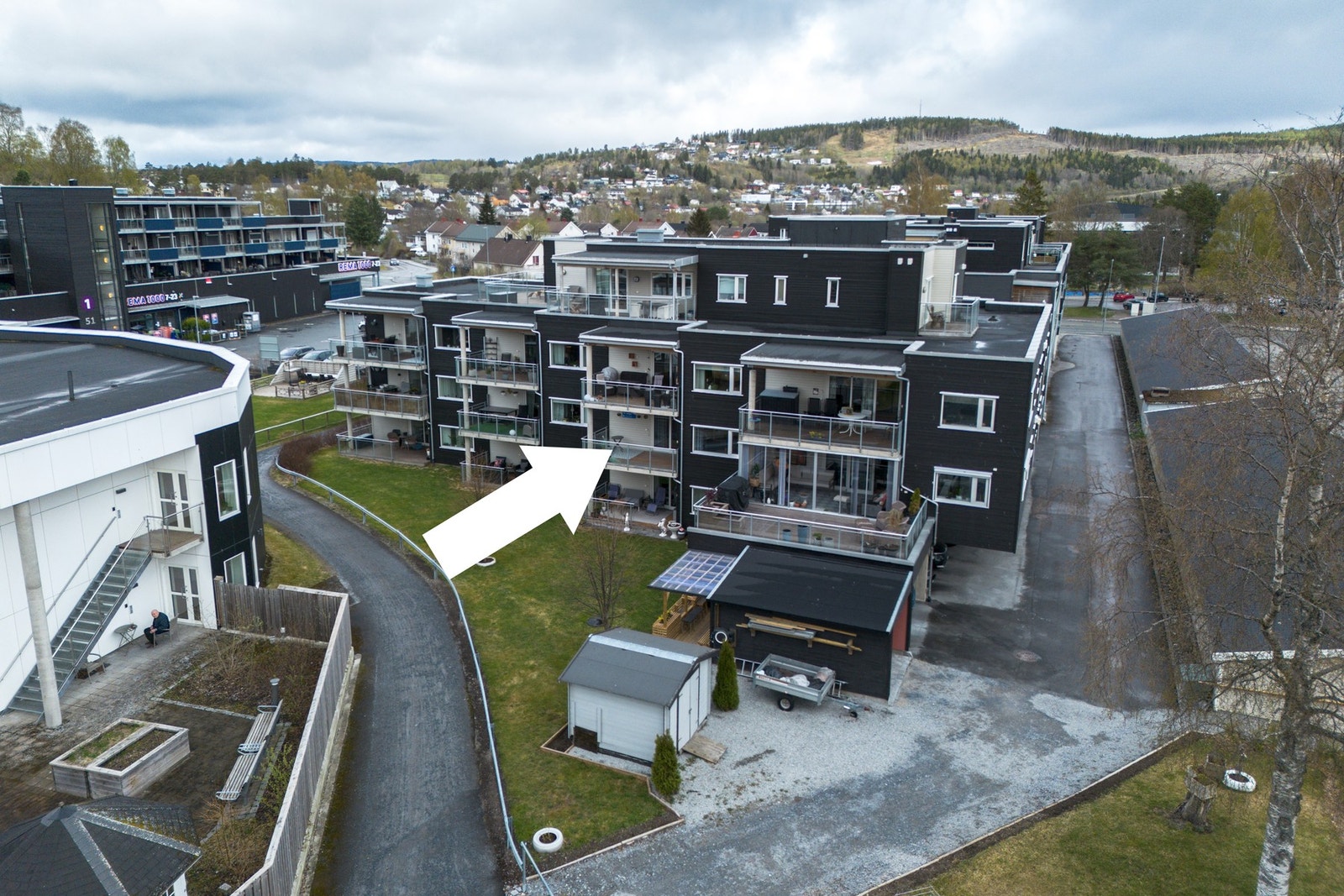 Meget sentralt og attraktivt beliggende på Guldbergaunet. Like ved 2 dagligvarebutikker, ungdomsskole, videregående skole, Steinkjer Campus med meget flott idrettsanlegg. Galleribilde