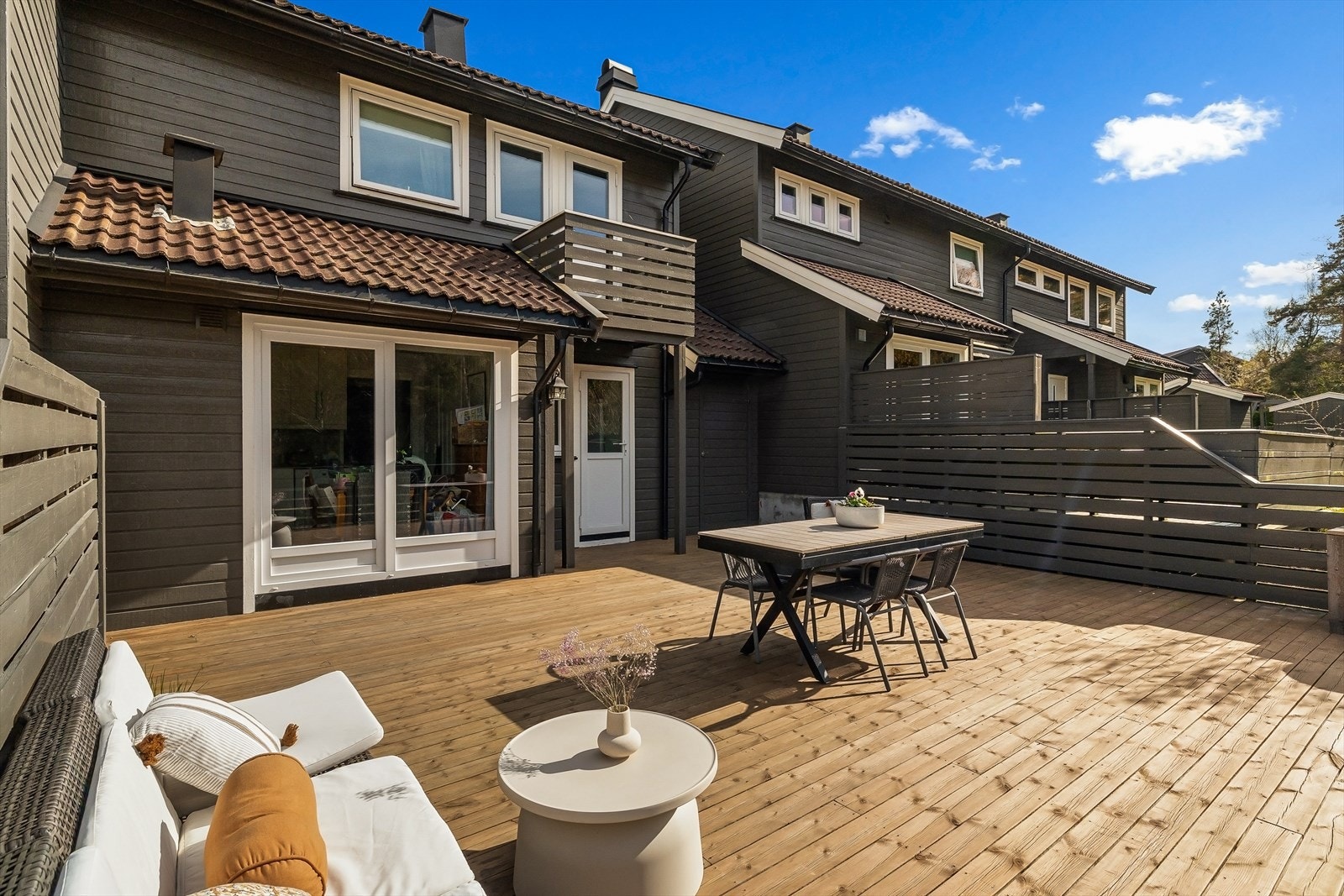 Eiendommen ligger i et barnevennlig og rolig boligområde på Dåpaløkka i blindgate. Galleribilde