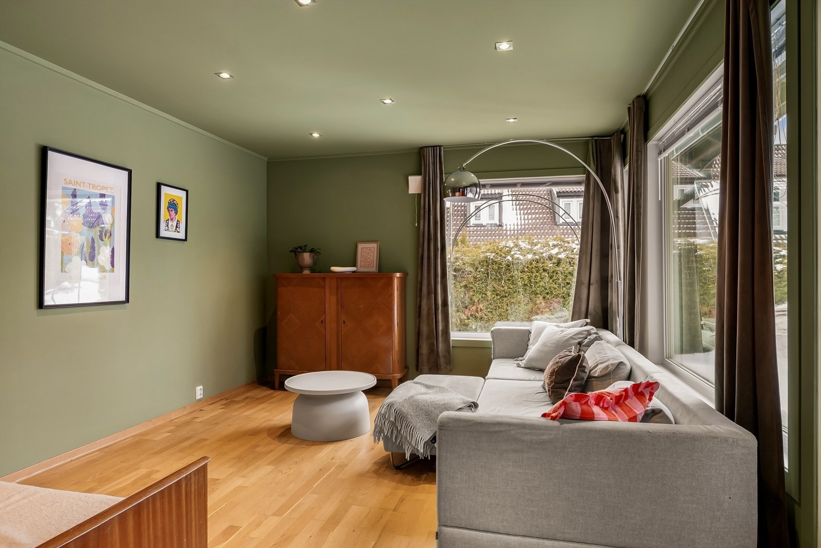 Vinduene slipper inn godt med naturlig lys, som gir rommet en luftig og åpen følelse. Galleribilde