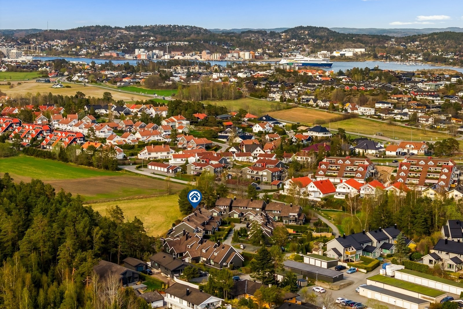 I nærområdet har du blant annet dagligvarebutikk, barnehage, barneskole, idrettsanlegg og treningssenter, samt stier og turveier som leder til vakre utsiktspunkter. Galleribilde