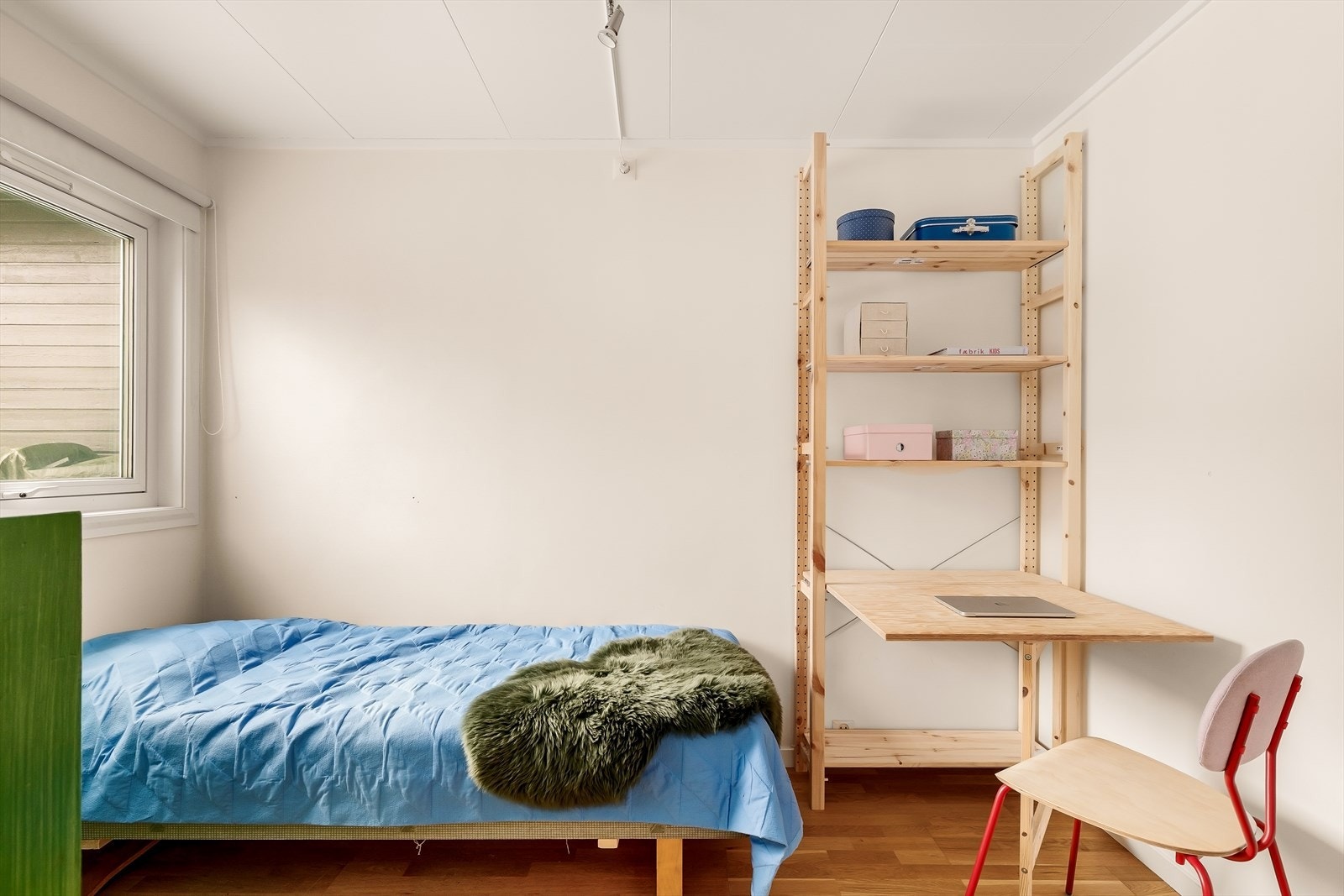 Her er det plass til dobbeltseng, nattbord og garderobeløsning. Galleribilde