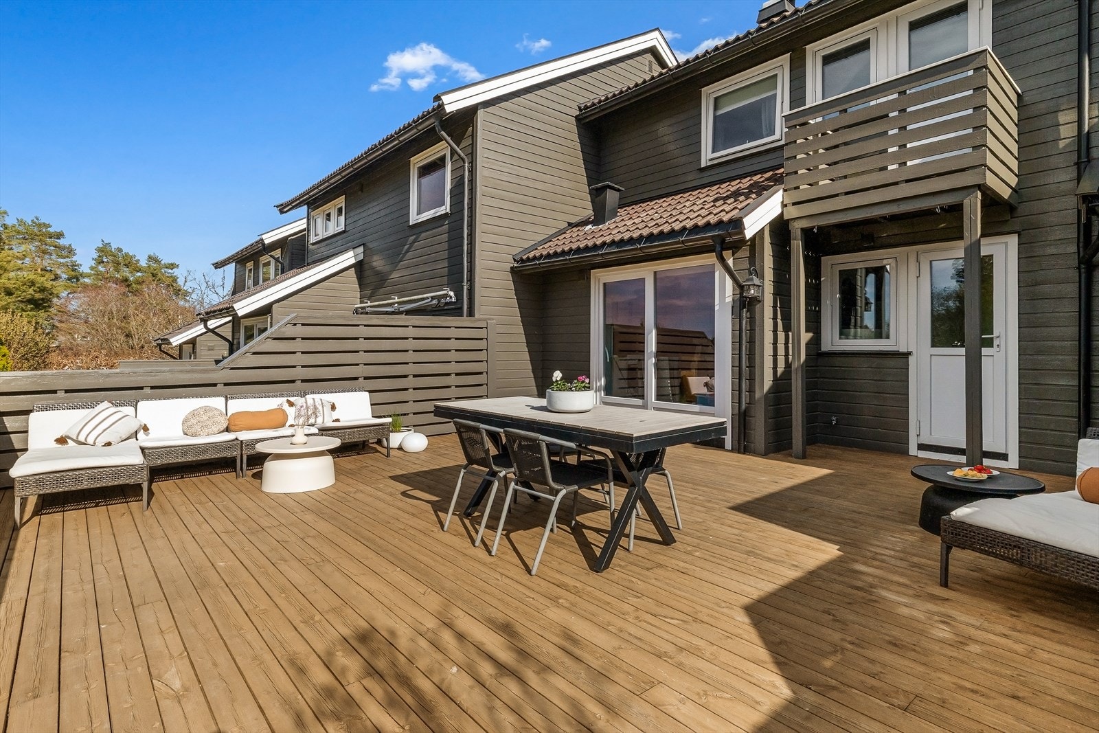 Stor terrasse med fine solforhold Galleribilde