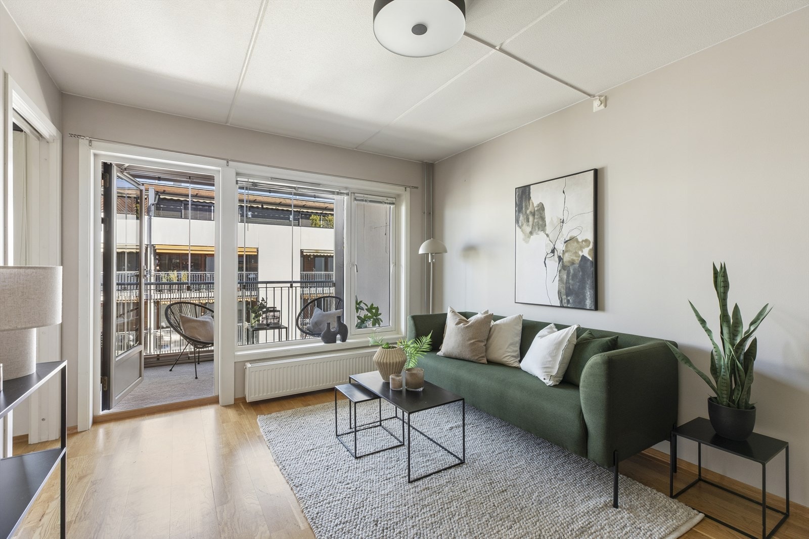 Store vindusflater og en innglasset balkong gir rikelig med naturlig lys. Galleribilde