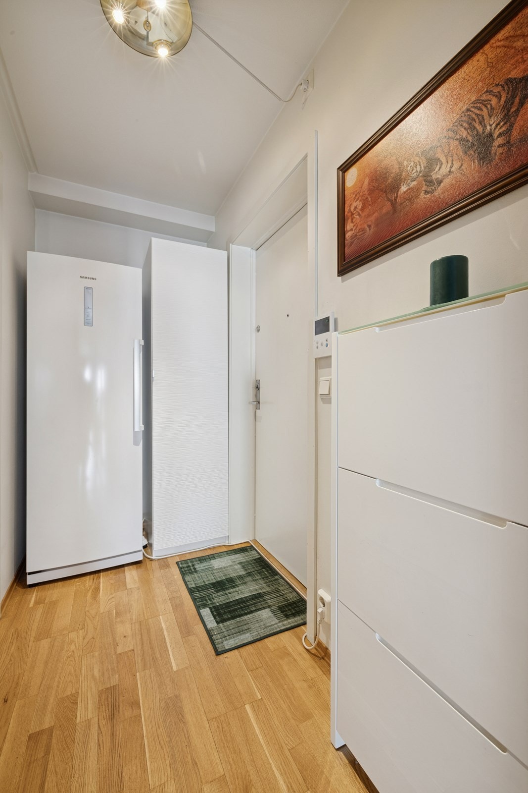 Leiligheten har adkomst via felles gang og heis, og du ønskes velkommen inn i en trivelig entré med parkett på gulvet og lyse vegger Galleribilde