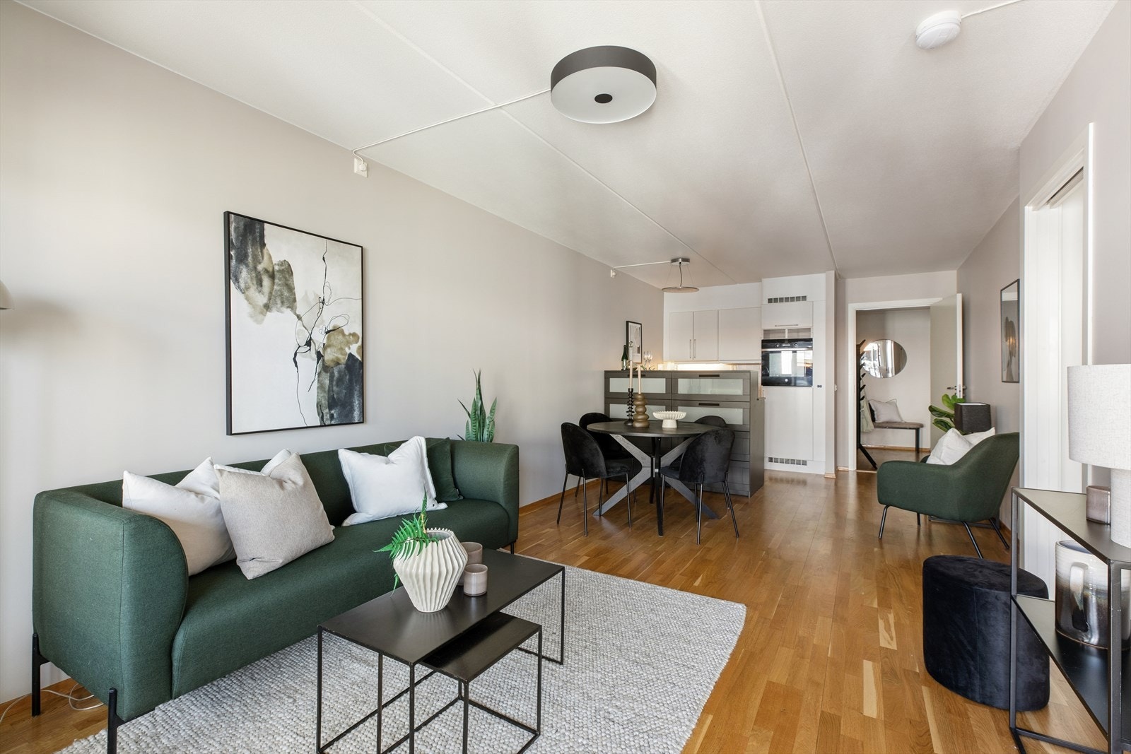 Stuen er nymalt i en behagelig tone og har plass til både spisebord og sofa. Galleribilde