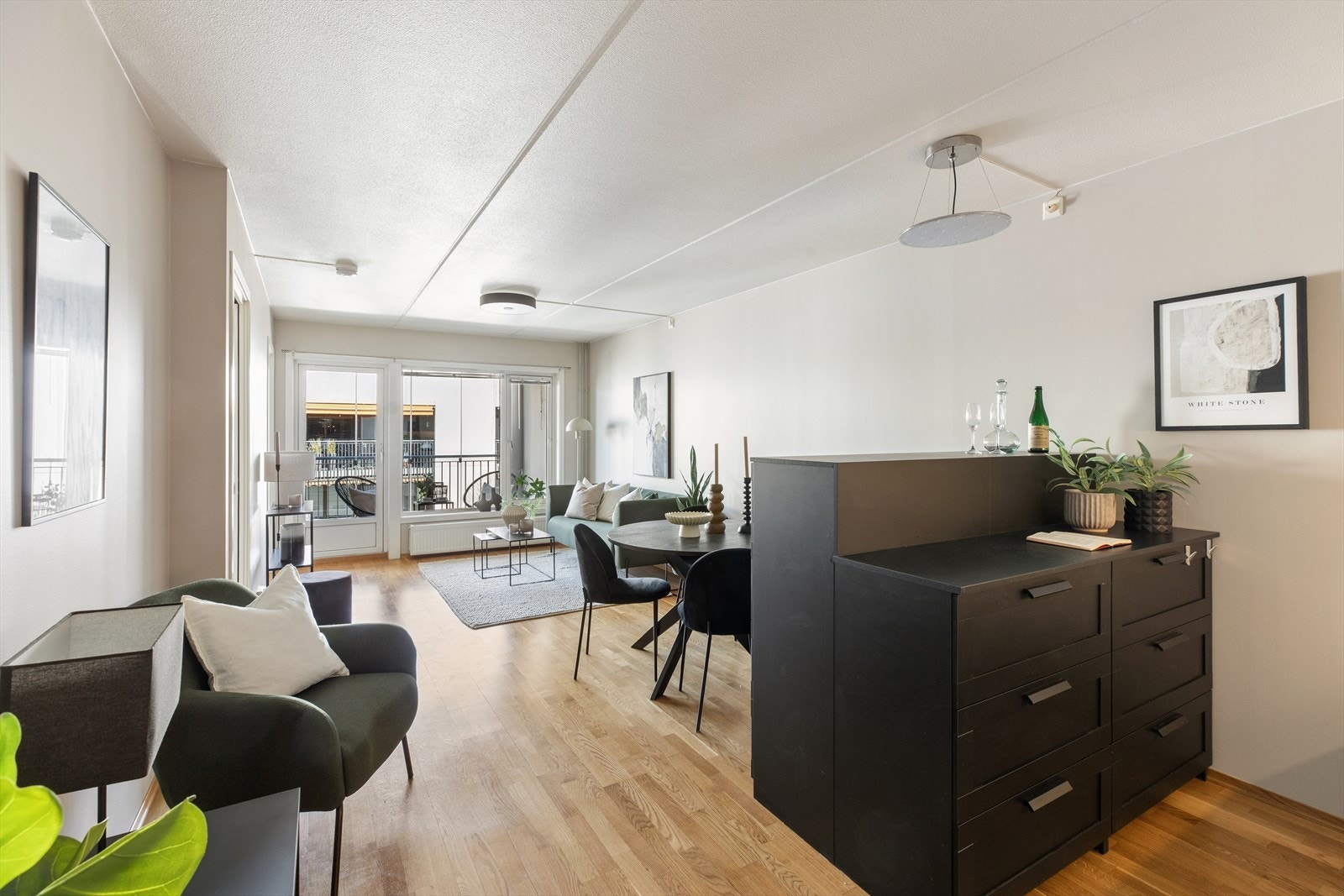Stuen og kjøkkenet i en åpen løsning som gir et luftig og behagelig oppholdsrom. Galleribilde