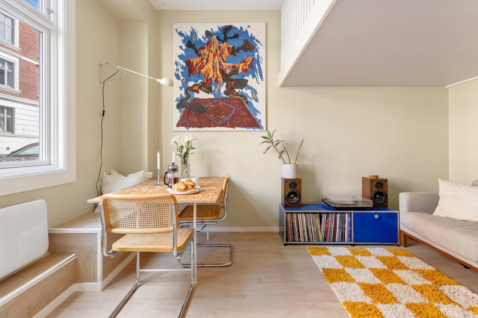 Stuen er romslig og kan møbleres fleksibelt med både sofa og spiseplass etter behov. Galleribilde