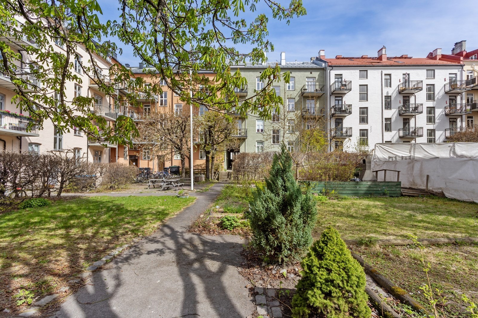 Koselig bakgård. Galleribilde