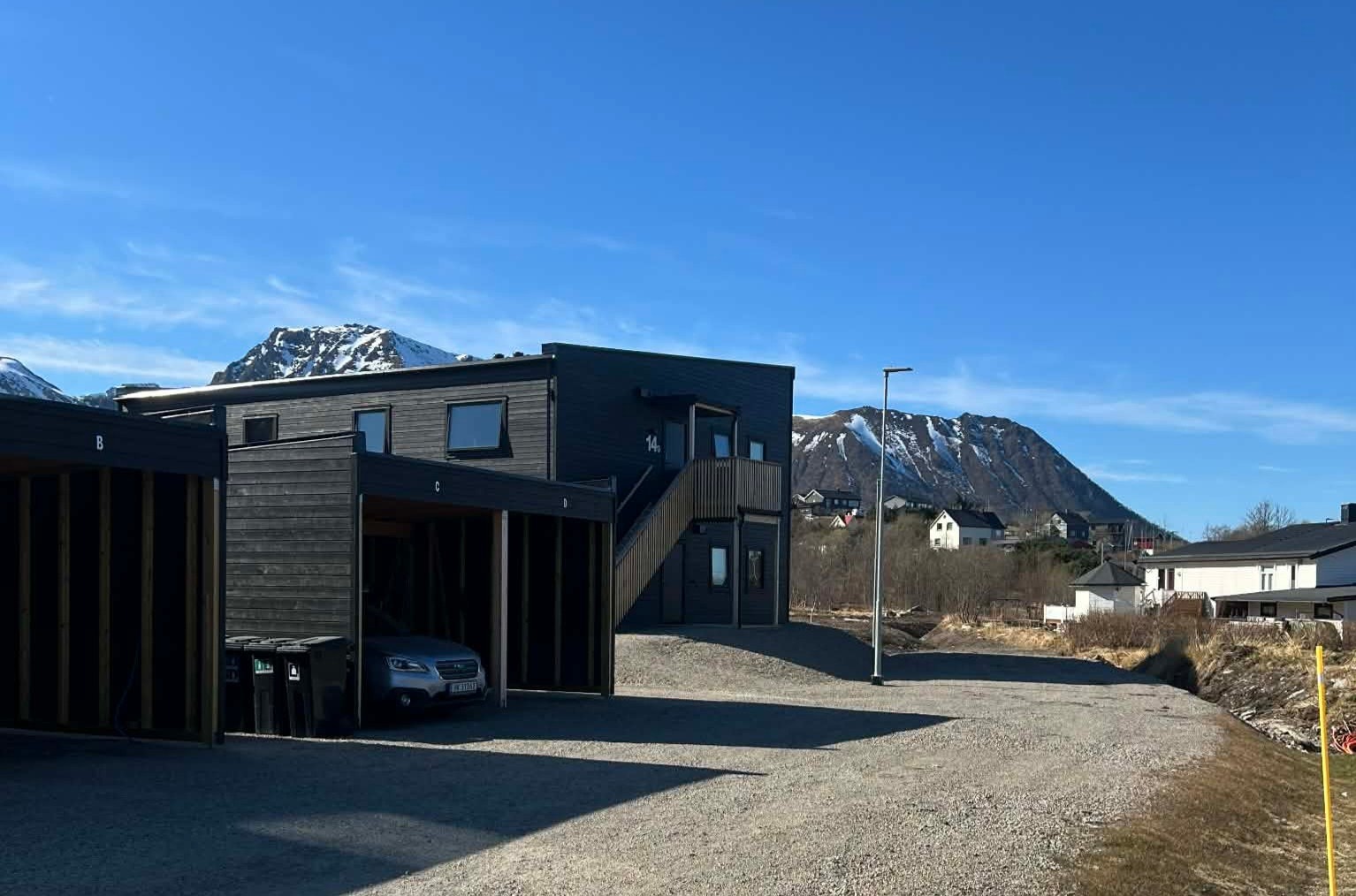 Carport anlegg like ved leiligheten. Galleribilde
