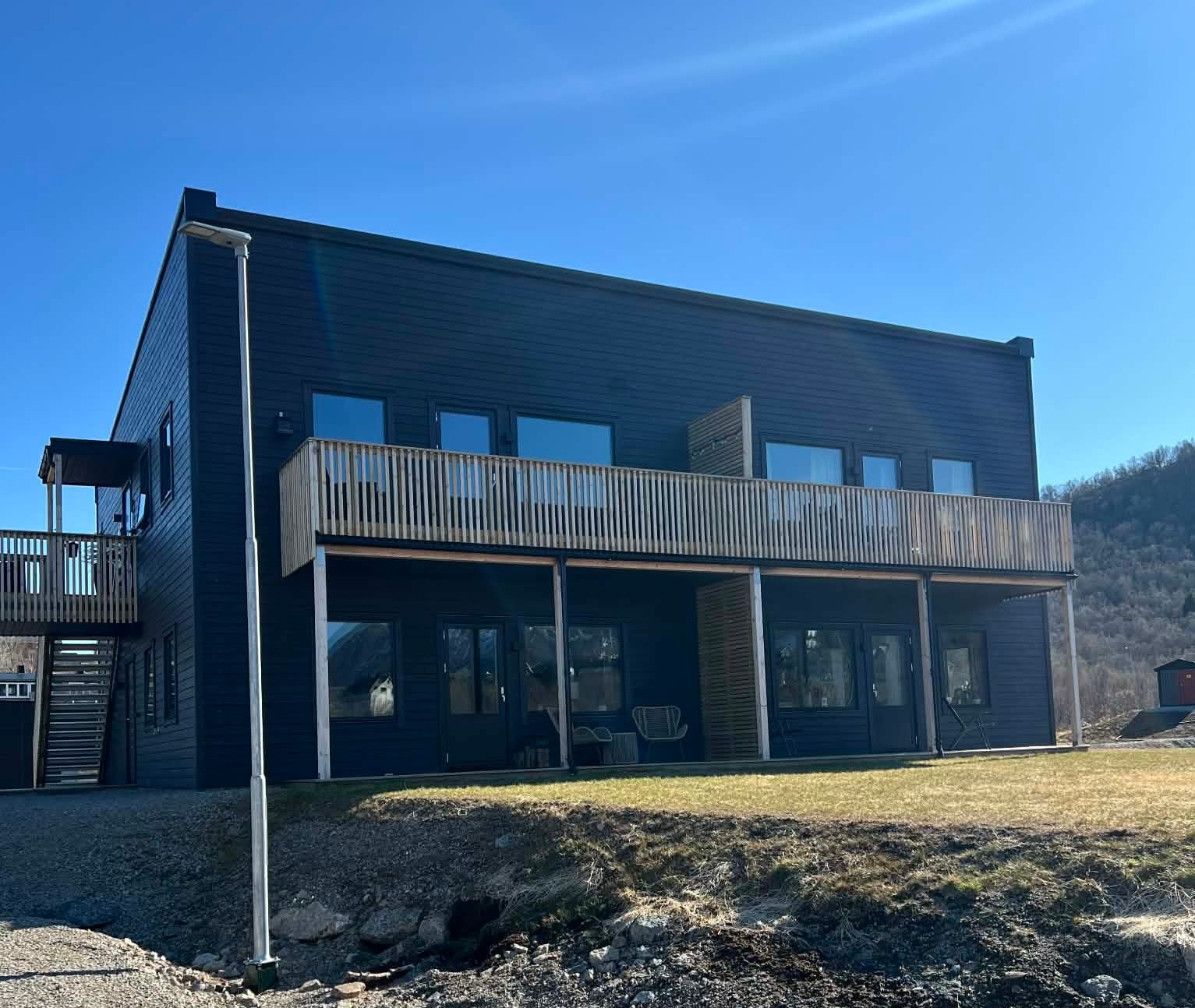 Leiligheten ligger fint til i 2.etg til venstre for bilde. Galleribilde