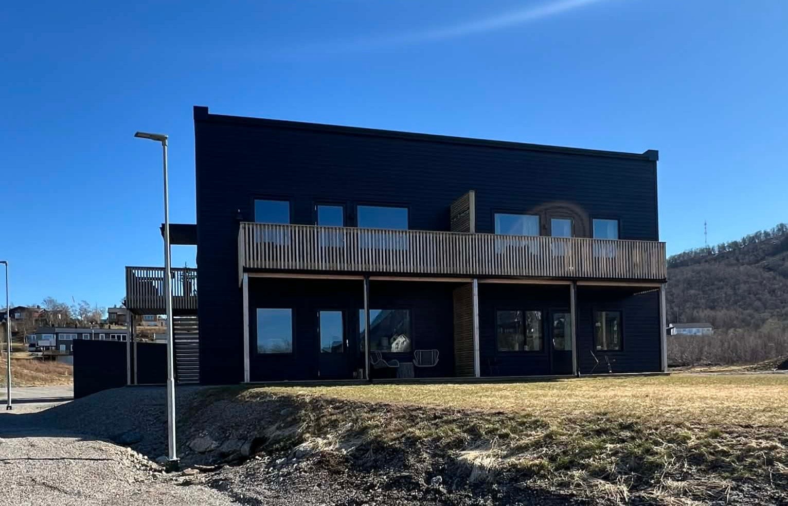 Velkommen til en særdeles flott 4-roms selveier med plassering i 2.etasje til venstre. Galleribilde