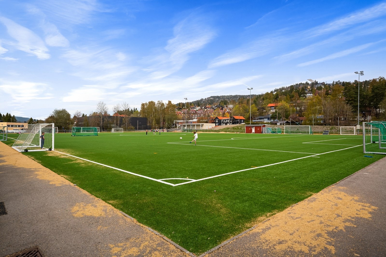 Boligen har nærhet til fotballbane på Voksen, som gir gode aktivitetsmuligheter i nærområdet. Galleribilde