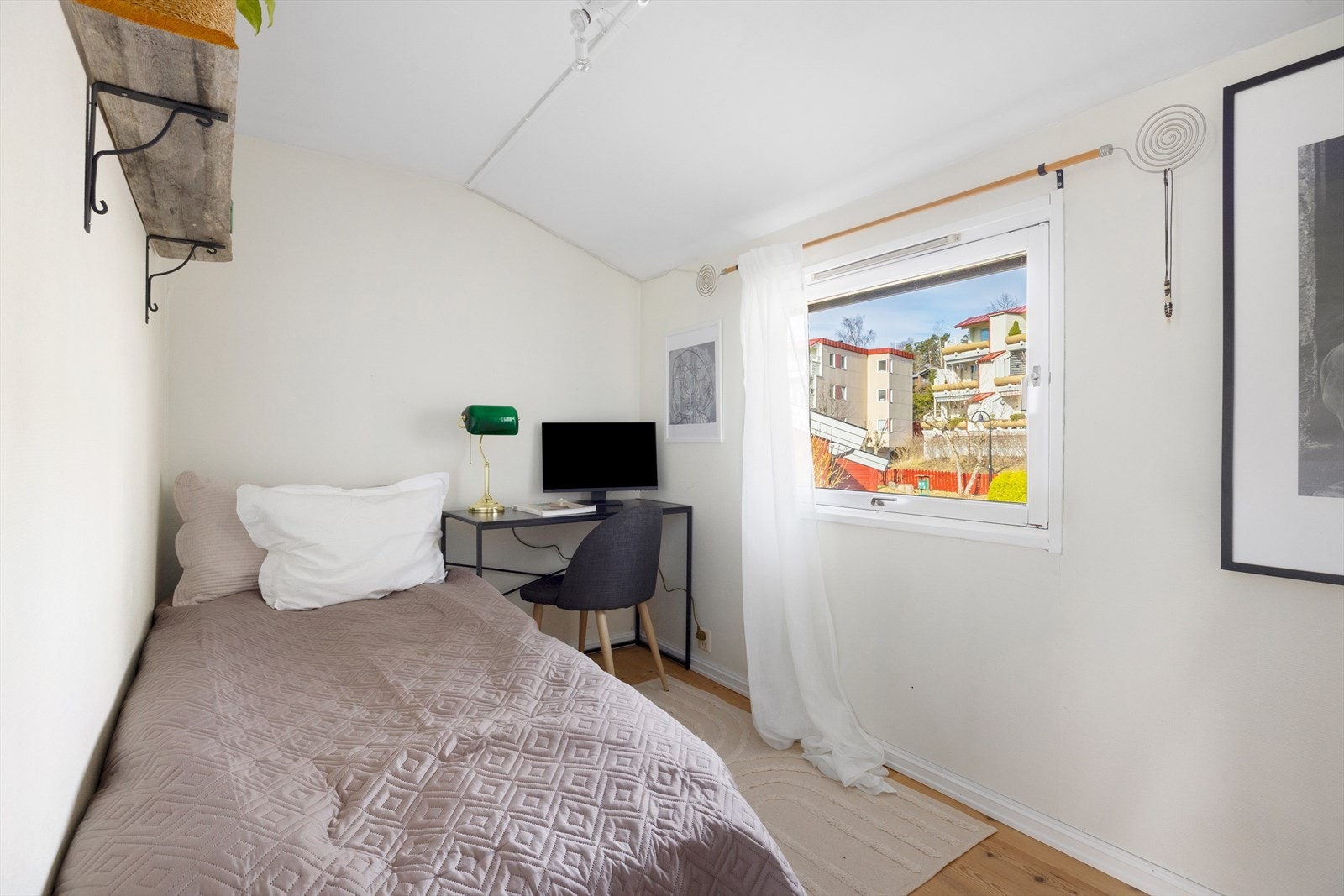 Det tredje soverommet er også praktisk utformet og kan benyttes som barnerom, kontor eller gjesterom. Med tre soverom ligger boligen godt til rette for familien som ønsker en funksjonell planløsning. Galleribilde