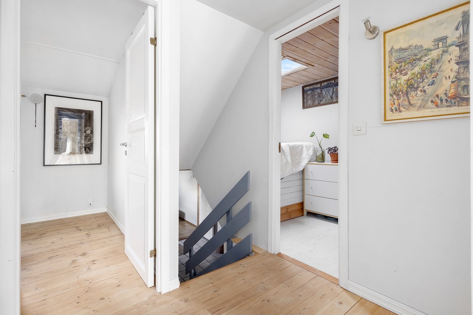 2. etasje har en familievennlig og praktisk planløsning med tre soverom, bad og et romslig allrom. Galleribilde