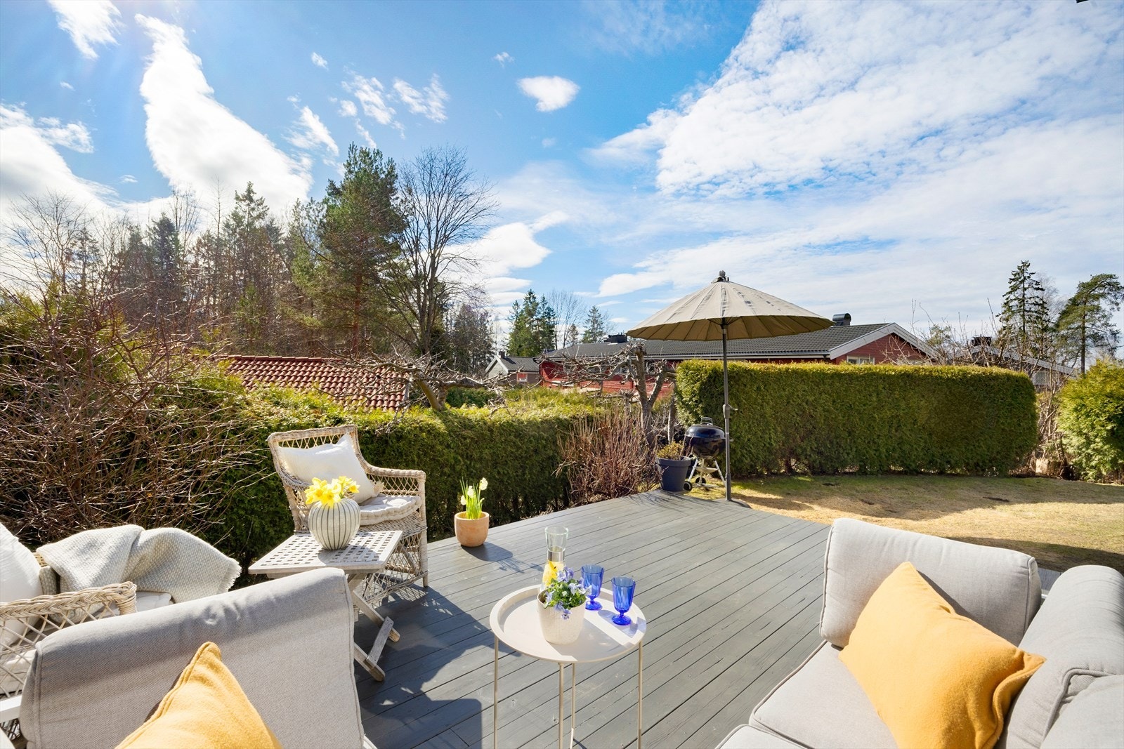 Terrassen er på ca. 22 m² og har god plass til møblement og grill. Galleribilde