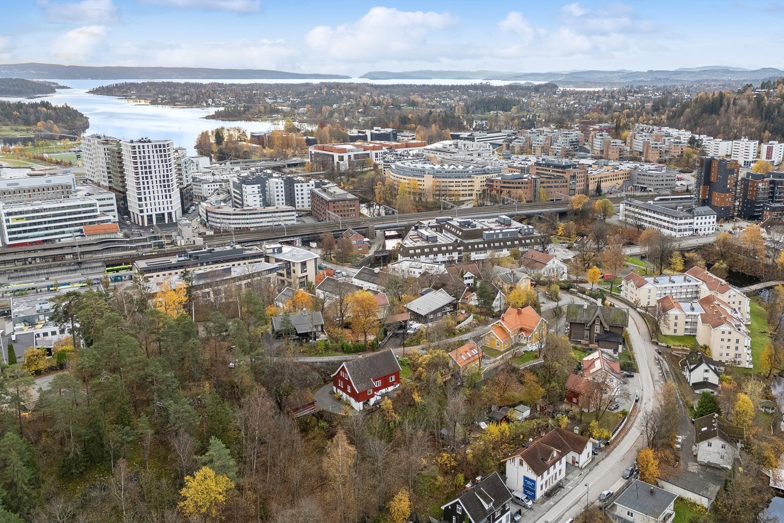 Løkkeåsveien går opp bak Kaffebrenneriet. Helt til venstre ses snuplassen i enden av veien. Her er det parkering forbudt, parkeringsplass for måkebiler på vinteren. Galleribilde