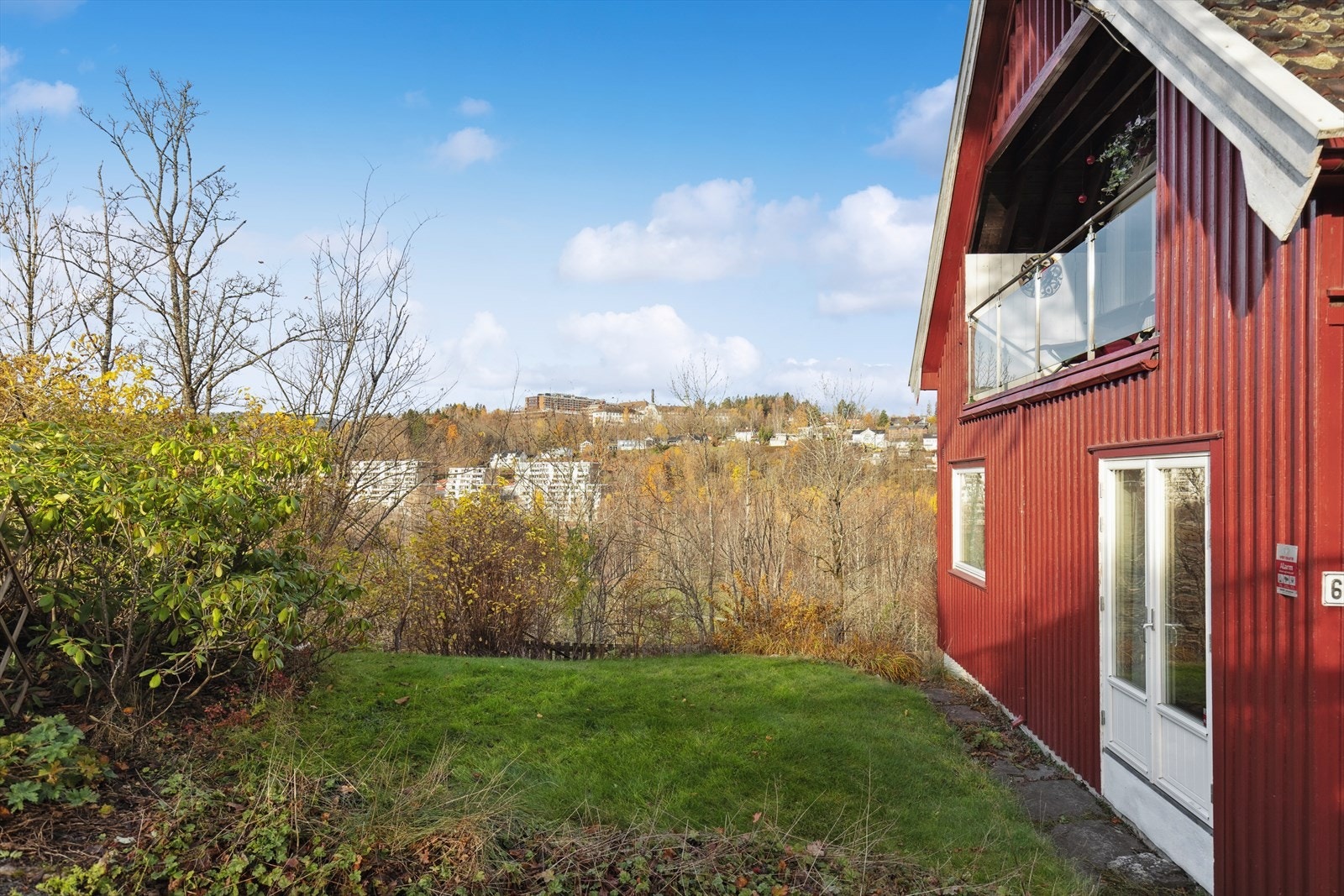 Uteområde med gressplen og beplantning. Galleribilde