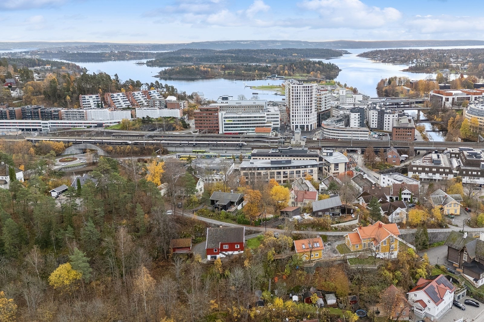 Du er i sentrum på kun et par minutters gange! Løkkeåsveien er blindvei og ender på en stor snuplass, hvor det går en sti videre Galleribilde