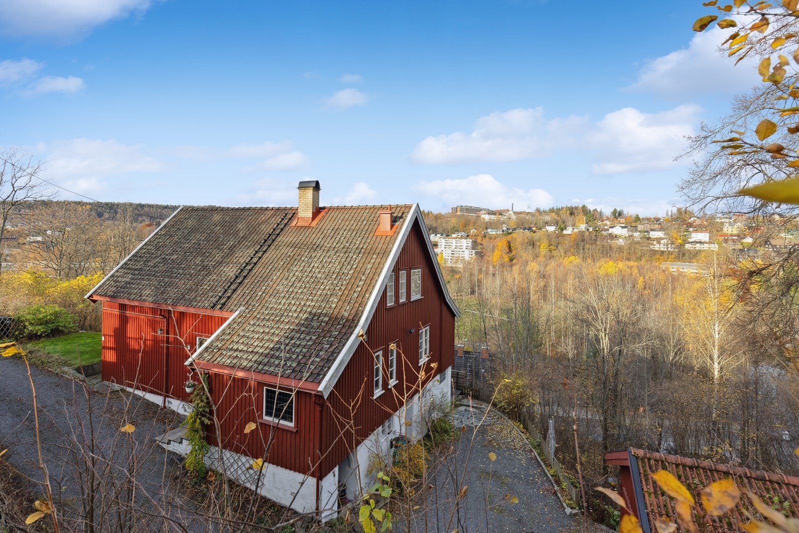 Boligen er bygget i 1935 med tilbygget entré/stuedel i ca 1976. Galleribilde