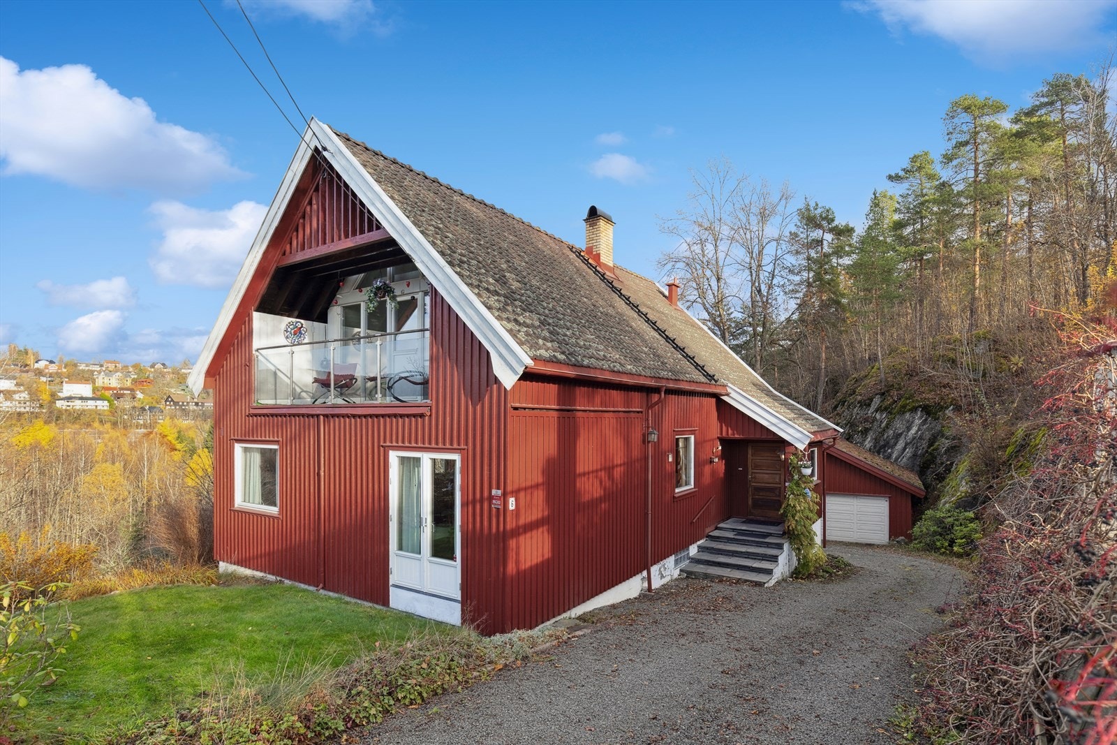 Velkommen til Løkkeåsveien 6 - Høyt og fritt beliggende med flott utsikt - et "stenkast" fra Sandvika sentrum! Galleribilde