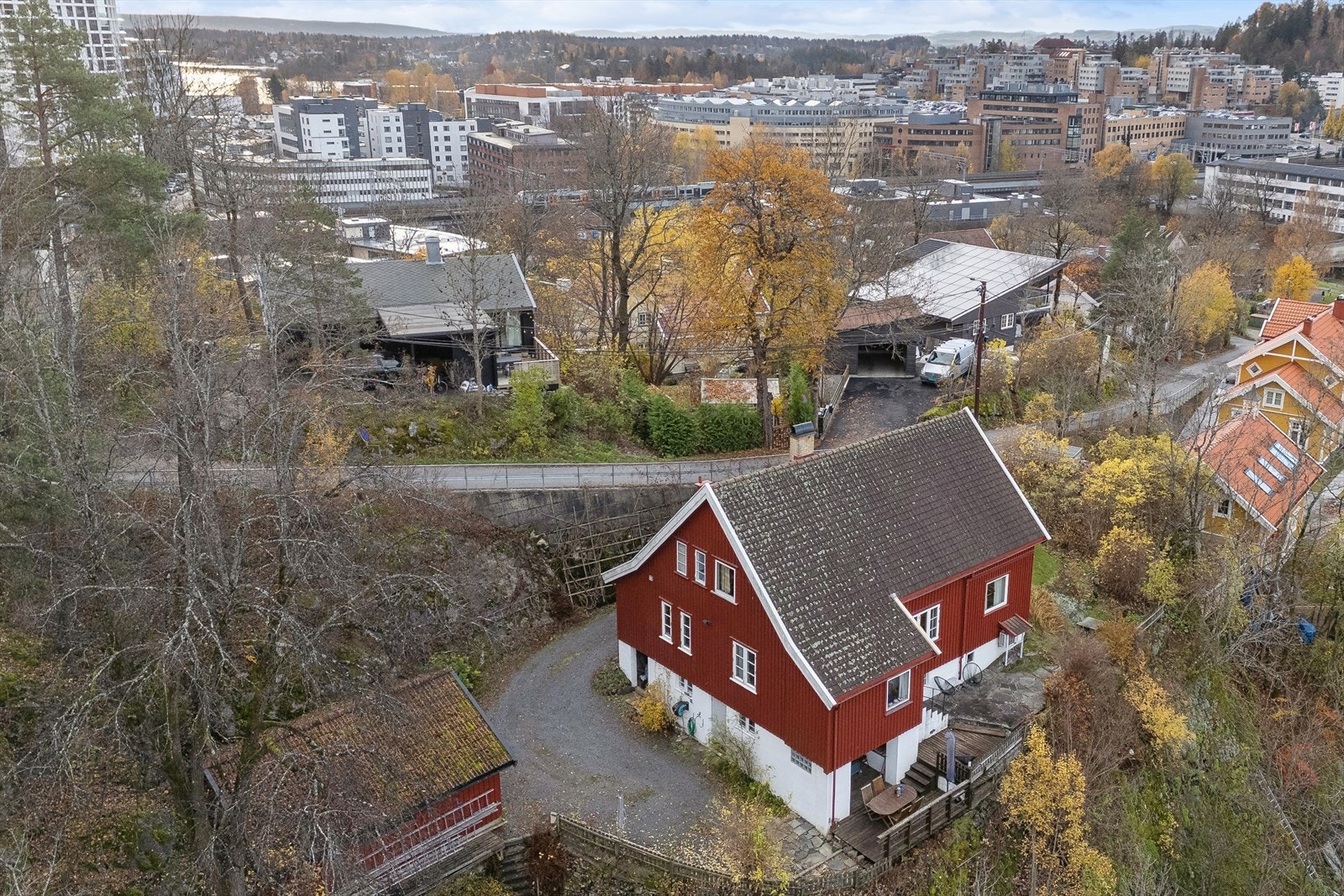 Enebolig over 2 plan med tillegg av full kjeller. Parkering i garasje samt på gårdsplass. Det anbefales å parkere nede i sentrum og gå opp til visningene. Galleribilde