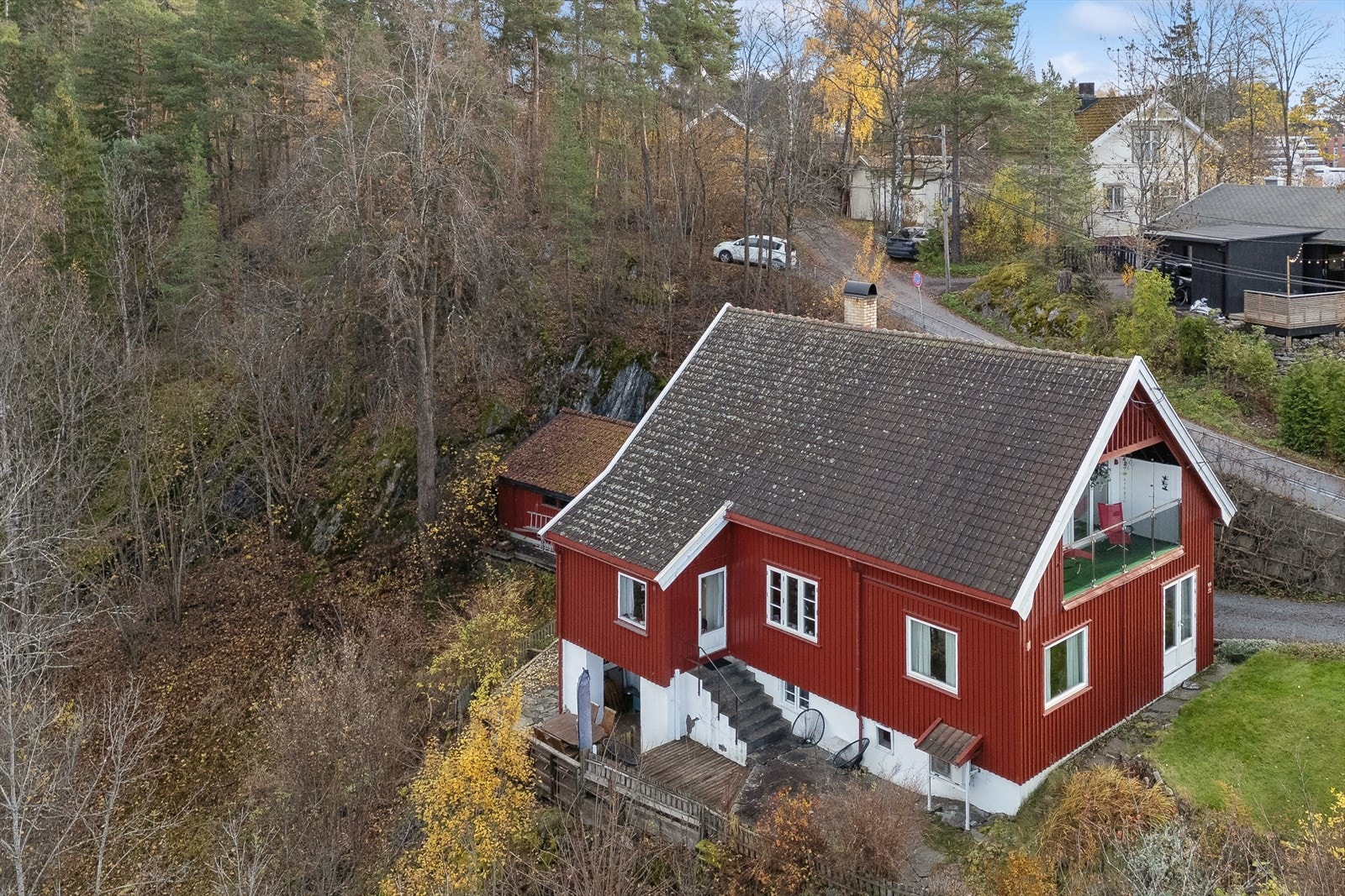 Eiendommen ligger i sterkt skrånende terreng mot vest og består hovedsakelig av naturtomt. Galleribilde