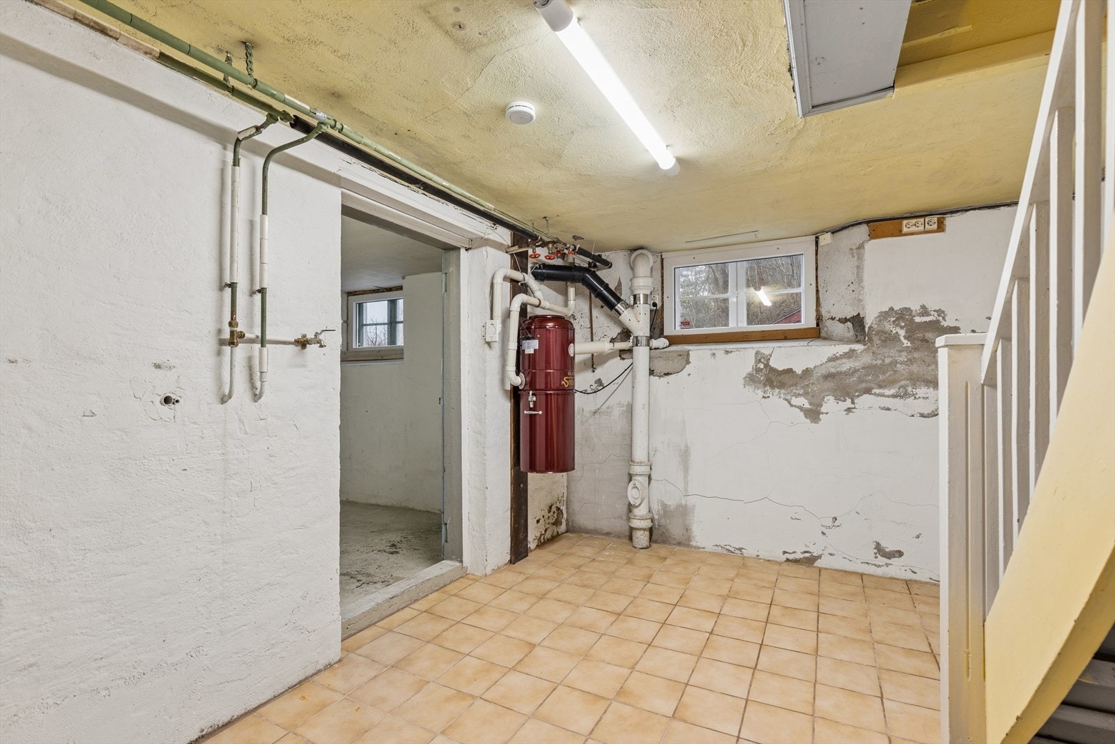 Godt med lagringsplass i 4 kjellerrom, egen utgang til terreng. Det er montert sentralstøvsuger. Galleribilde