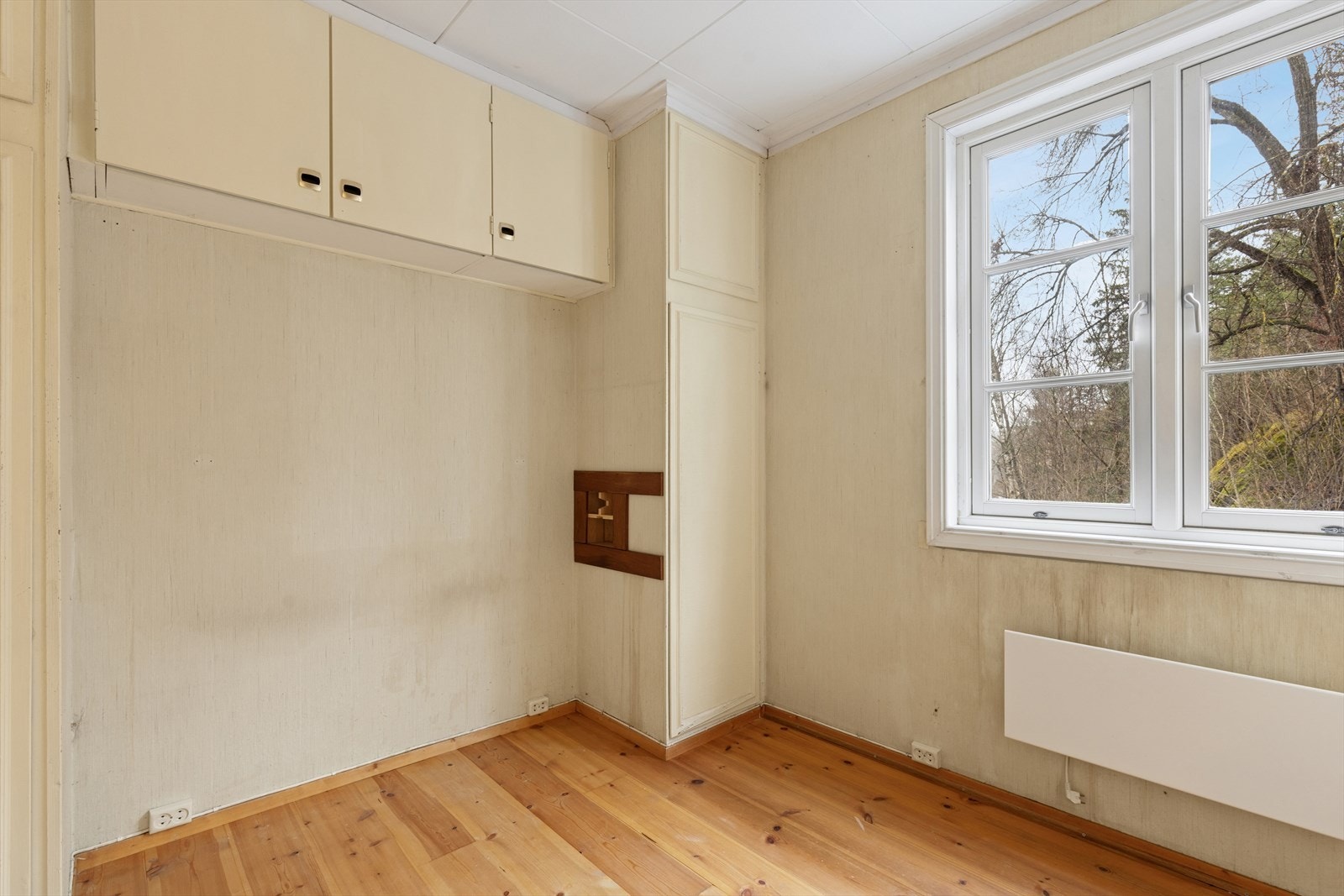 Soverom i 1.etg. med plassbygde skap. Galleribilde