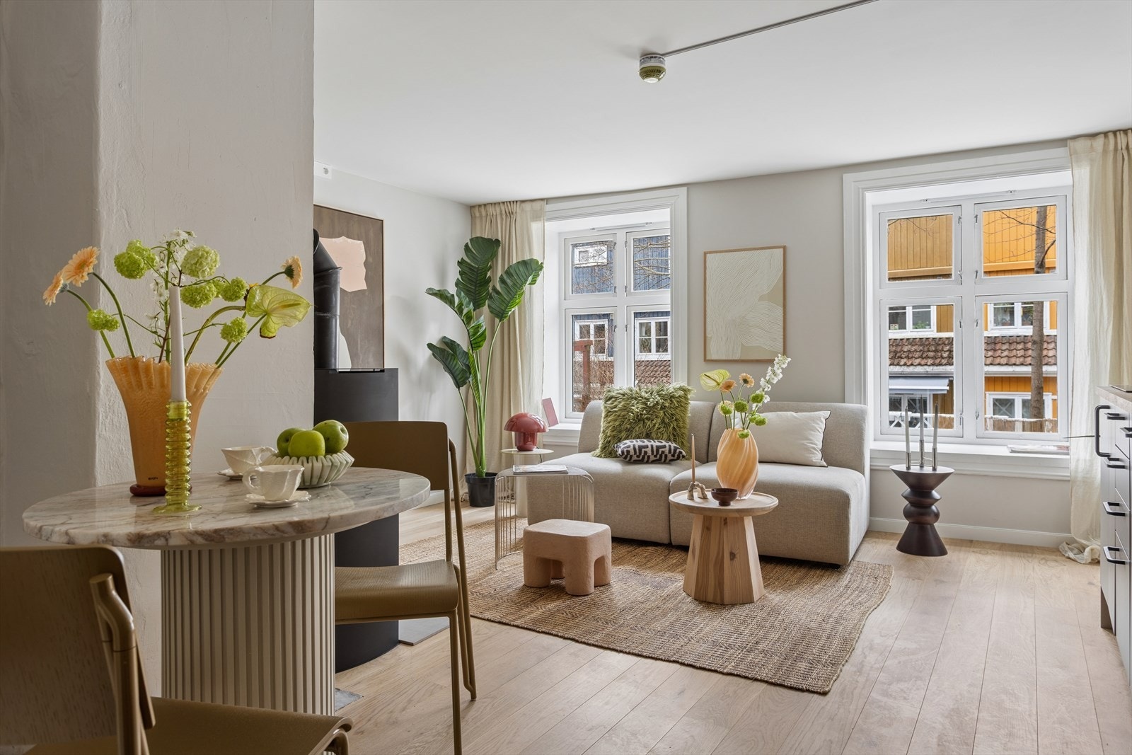 2 store vinduer mot bakhagen gir mye lys inn i leiligheten Galleribilde