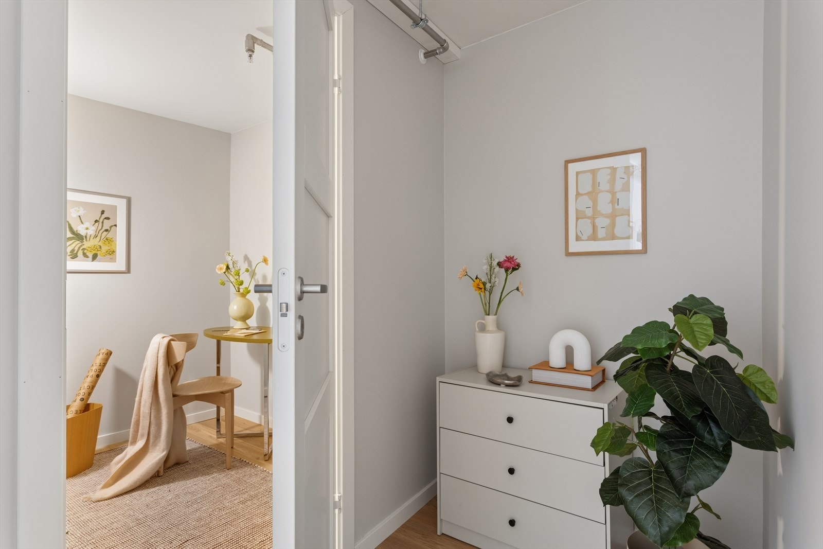 God plass til garderobe i gang Galleribilde