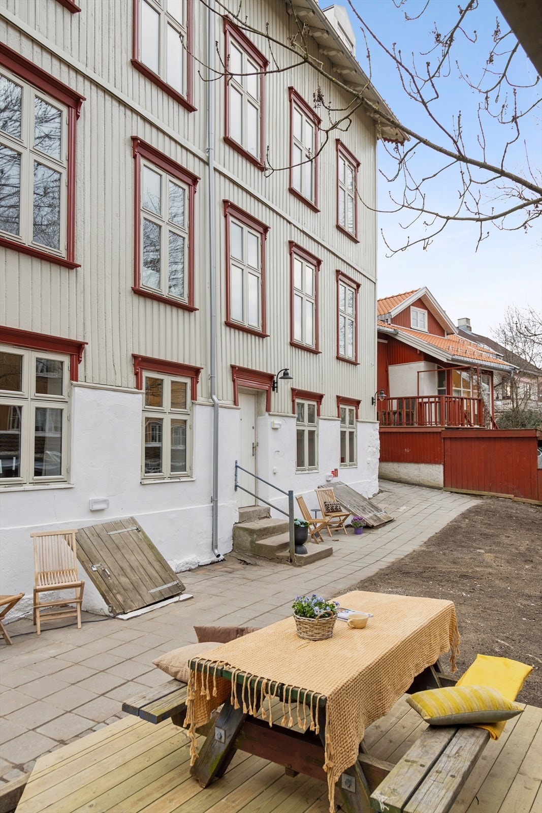 Hyggelig stor bakhage med felles eiet tomt Galleribilde