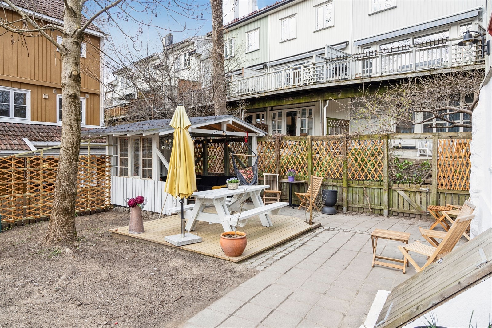 Sjarmerende pergola og platting i bakhagen Galleribilde