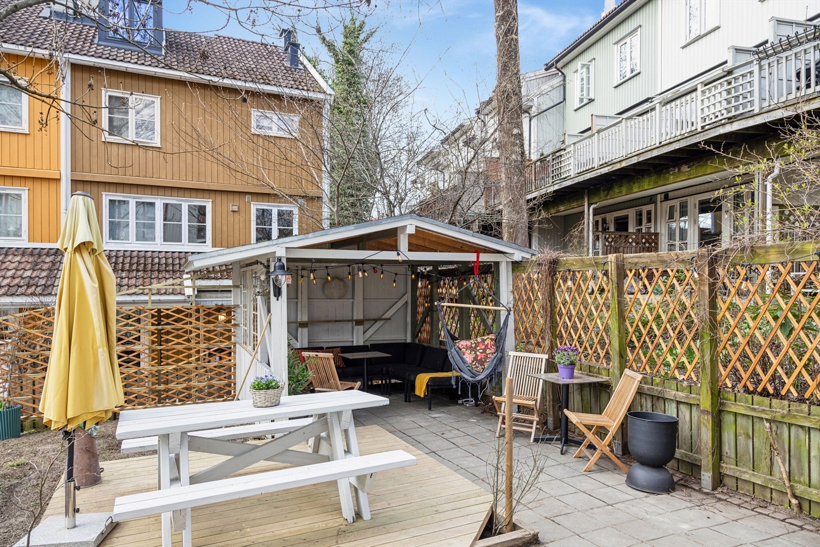 I ett av hjørnene i bakhagen er det laget en pergola. Galleribilde