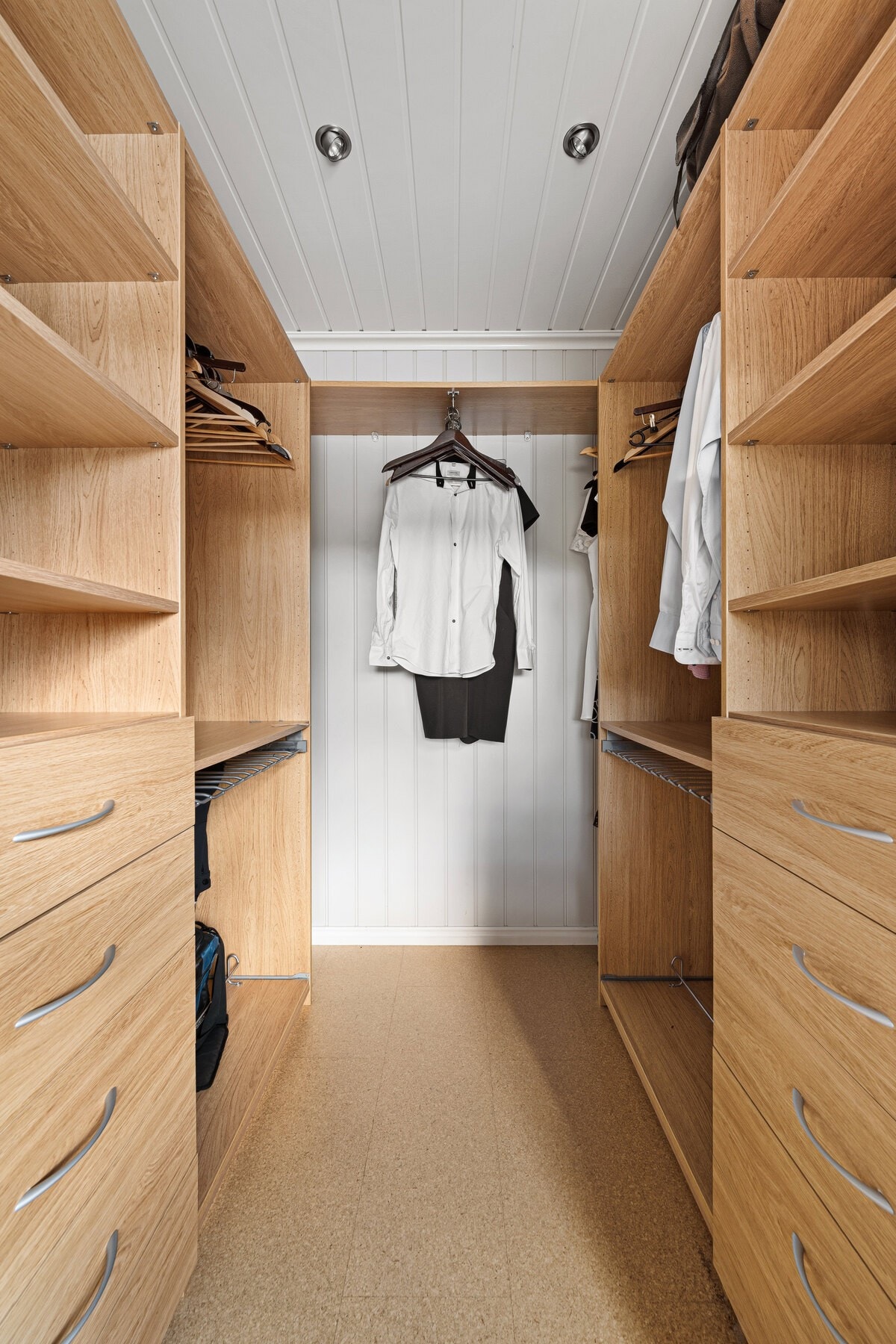 Walk in closet - kan gjøres om til kjøkken dersom man ønsker å lage en hybel i boligen da det ligger rør i veggen Galleribilde