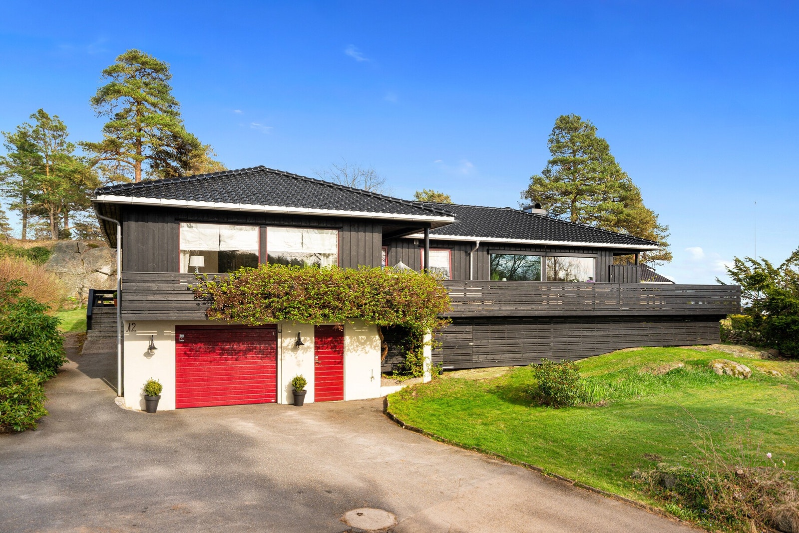 Stor enebolig med enkel garasje med godt med lagring Galleribilde